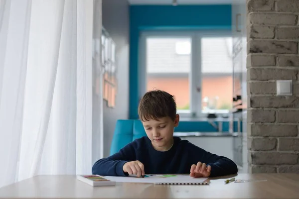 Glücklich 8 Jahre Junge Kind zeichnet eine Grußkarte für seine Oma — Stockfoto