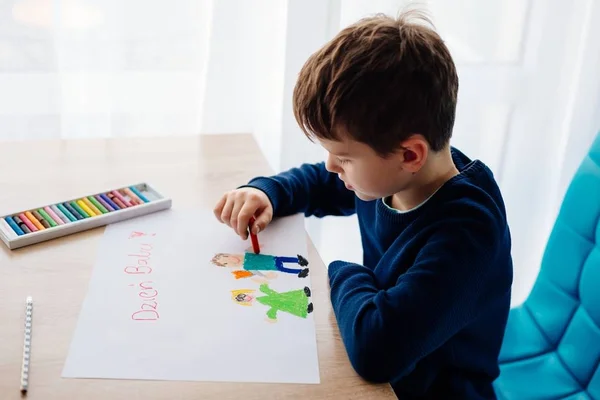 Felice bambino polacco che disegna un biglietto di auguri per sua nonna . — Foto Stock