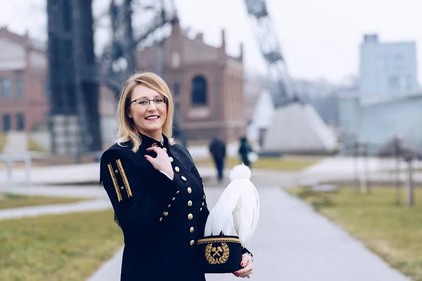 Werkende vrouw mijnwerker in gala parade uniform. — Stockfoto