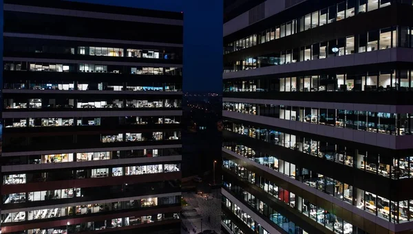 Corporation kontorsbyggnader på natten. — Stockfoto