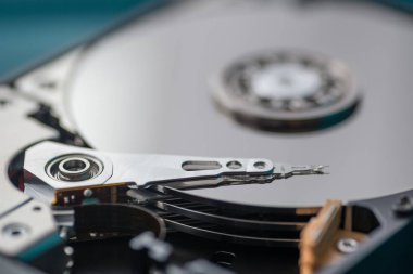 Açılan sabit disk sürücüsünde yakın çekim.