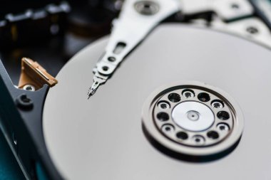 Açılan sabit disk sürücüsünde yakın çekim.
