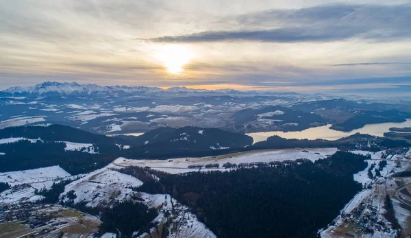 Vista aérea do drone nas montanhas polonesas de Tatra e no lago Czorsztyn . — Fotografia de Stock