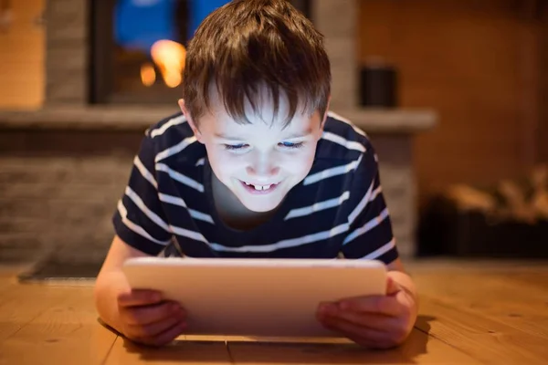 Huit ans garçon utilisant une tablette numérique — Photo