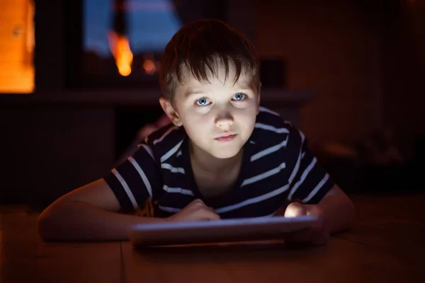 Menino de oito anos usando tablet digital — Fotografia de Stock