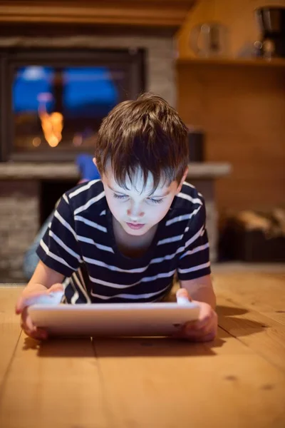 Osiem lat chłopiec za pomocą cyfrowego tabletu — Zdjęcie stockowe