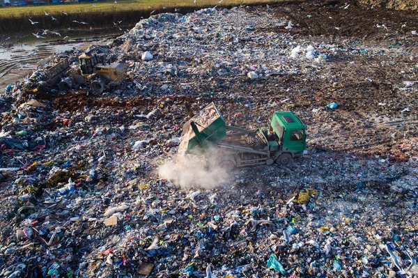 Letecká dron pohled truck vykládání odpadů — Stock fotografie