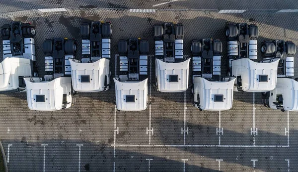 Vista aérea de aviones no tripulados de camiones blancos estacionados —  Fotos de Stock