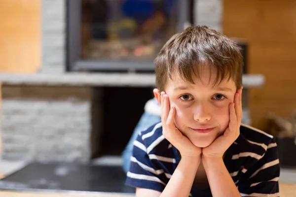 Gelukkig acht jaar oude jongen — Stockfoto