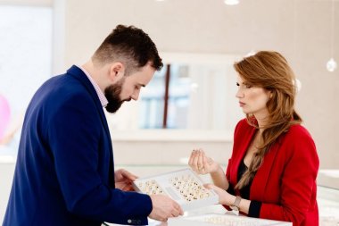 Genç çift alyans takı mağaza seçimi.