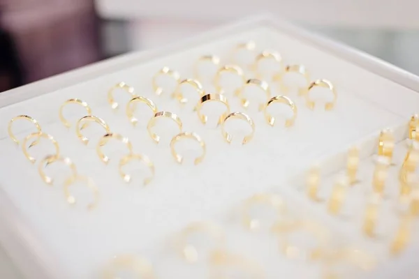 Zlaté a stříbrné snubní prsteny — Stock fotografie