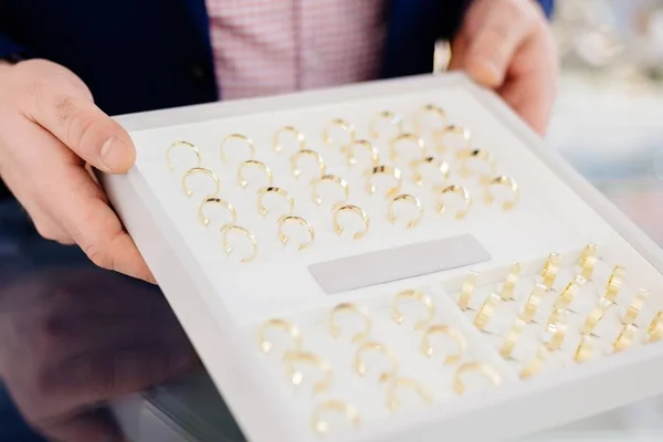 Arany és ezüst esküvői Jegygyűrűk — Stock Fotó