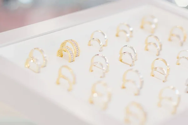 Coleção de anéis de casamento ouro e prata — Fotografia de Stock