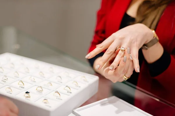 Vendedor feminino em uma joalharia de luxo apresenta um anel . — Fotografia de Stock