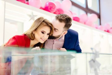 Mutlu genç Romantik Çift halka alış aşık