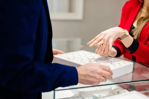 Női eladó egy luxus ékszer bolt bemutatja egy gyűrű. — Stock Fotó