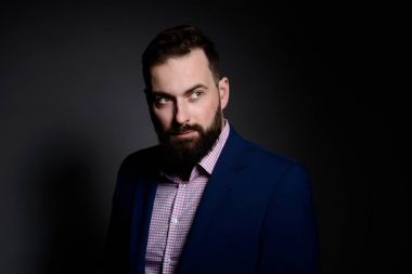 Genç zarif sakallı adam stüdyo çekimleri