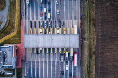 Hava dron görünümü üzerinde geçiş ücreti toplama noktası