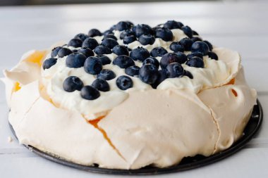 Lezzetli taze pavlova beze