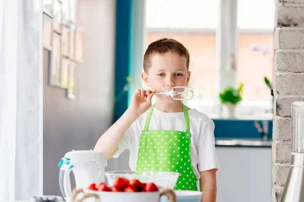 Niño feliz probando masa dulce del batidor mezclador — Foto de Stock