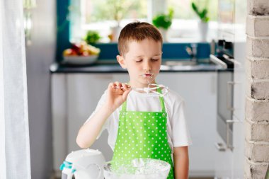 Mutlu çocuk tatlı hamur karıştırıcı çırpıcı üzerinden çalışıyorum