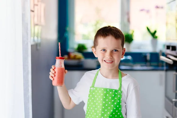 Child boy drinking strawberry smoothie — Stock Photo, Image