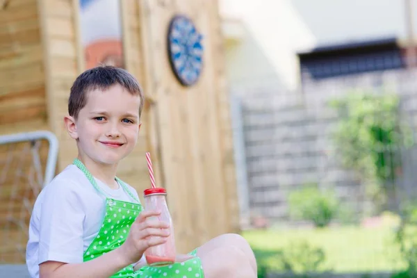 Niño niño bebiendo batido de fresa — Foto de Stock