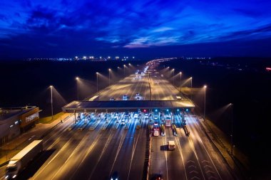 Otoyol geçiş ücreti toplama noktası ile hava dron görünümü