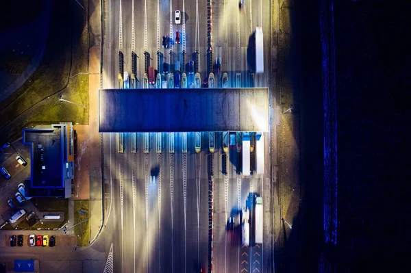 Vista aérea de drones no ponto de recolha de portagens na auto-estrada à noite . — Fotografia de Stock