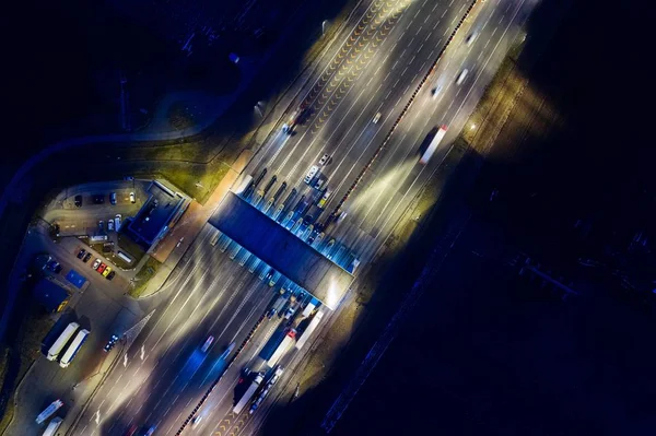 Veduta aerea drone sul punto di raccolta pedaggi in autostrada di notte . — Foto Stock