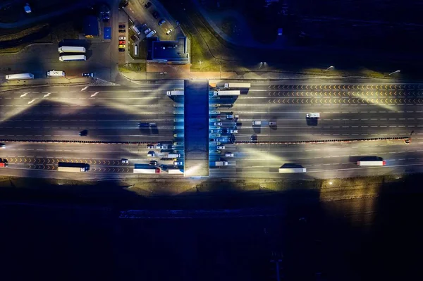 Luchtfoto drone uitzicht op tol inzamelpunt op snelweg bij nacht. — Stockfoto