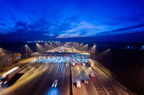 Drohnenblick auf Mautsammelstelle auf Autobahn in der Nacht. — Stockfoto