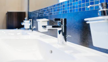 Modern lavabo musluk ve lavabo