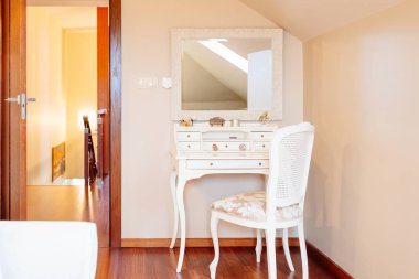 Beyaz eski moda tuvalet Masası