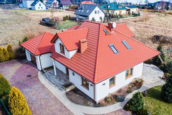 Вид на повітряний дрон на одномісному сімейному будинку Ліцензійні Стокові Фото