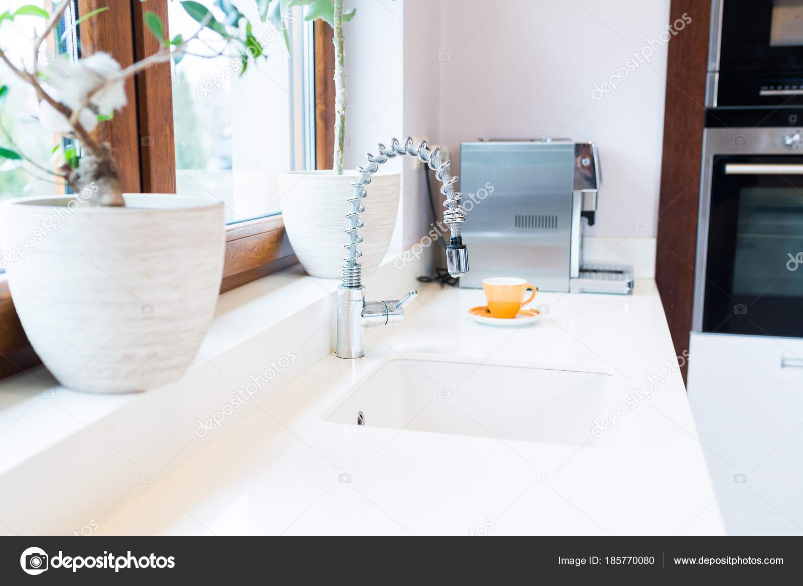 Torneira Da Cozinha Moderna Stock Photo Djedzura 185770080 Torneira Da Cozinha Moderna Stock Photo Djedzura 185770080