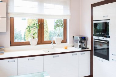 Beyaz ahşap mobilyalar ile modern ev mutfak