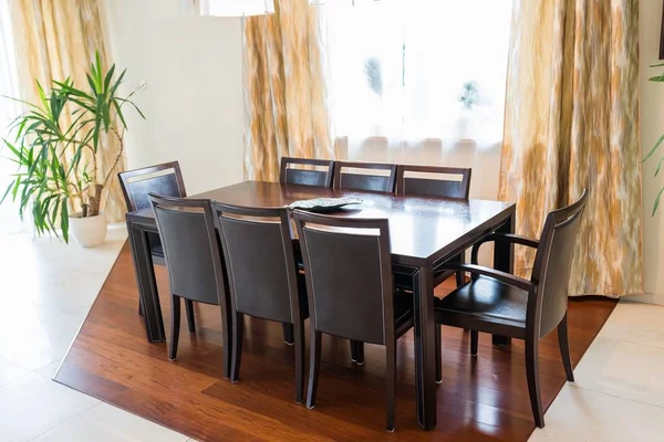 Jadalnia z dużym stołem brązowy — Zdjęcie stockowe