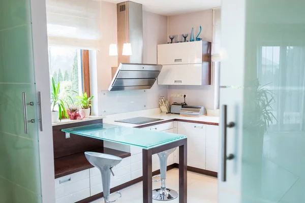 Modern beyaz parlak ev mutfak — Stok fotoğraf