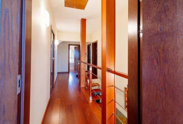 Верхний зал с деревянной лестницей — стоковое фото