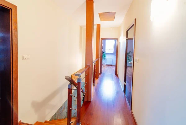 Górna sala z schody drewniane — Zdjęcie stockowe