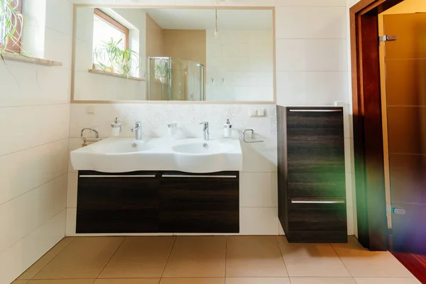 Nowoczesną łazienkę z podwójną umywalką — Zdjęcie stockowe