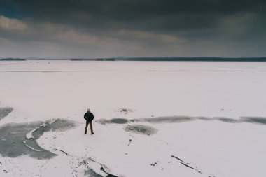İnce buz üzerinde düşünceli sinirli adam