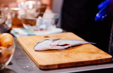 Taze dorada balık ahşap kesme tahtası üzerinde