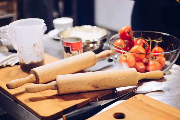 Zwei Nudelrollen auf dem Holzschneidebrett — Stockfoto