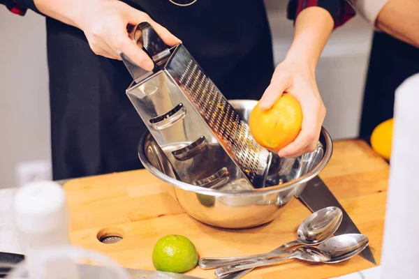 Frau schält Orange — Stockfoto