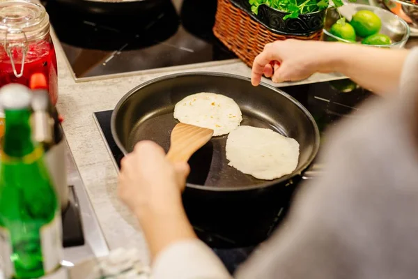 Mujer friendo envolturas de tortilla —  Fotos de Stock