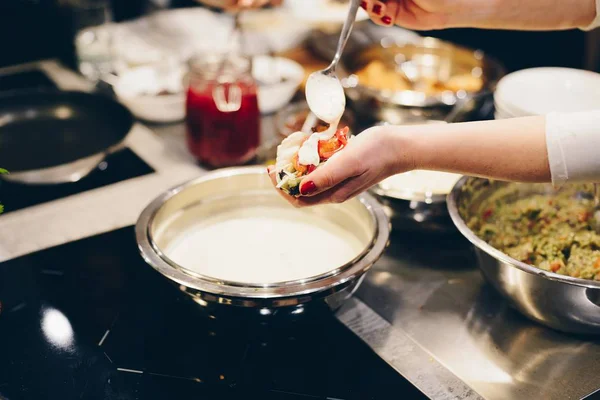 Frau dekoriert und isst mexikanischen Taco — Stockfoto