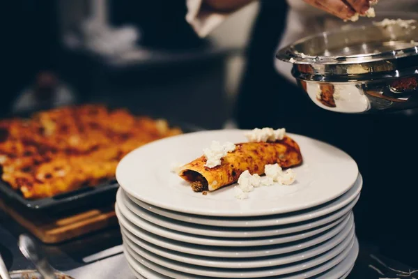 Donna preparare deliziose enchiladas messicane — Foto Stock