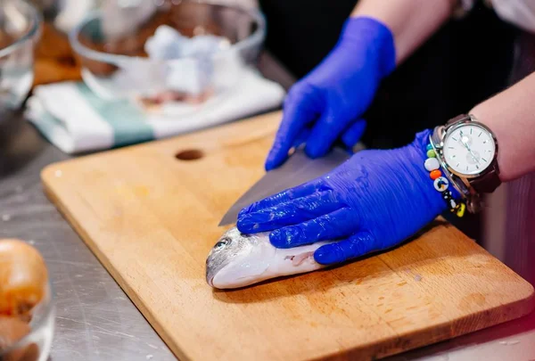 Hazırlama ve ham dorada Balık Temizleme kadın aşçı — Stok fotoğraf